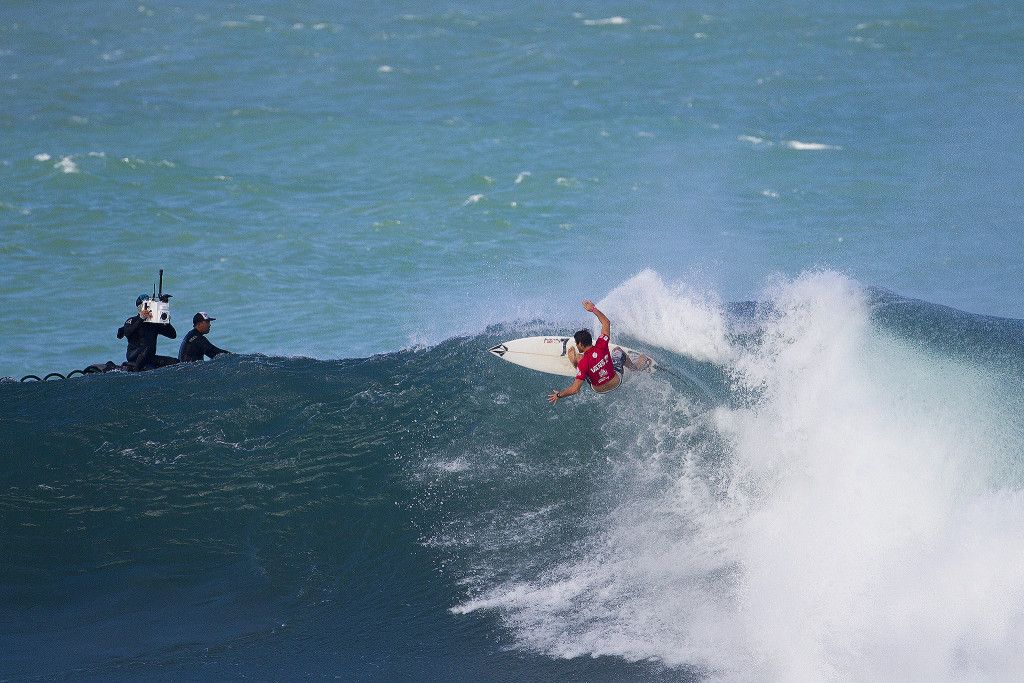 Gonzalo Zubizeretta of Spain (pictured) winning his Round 1 heat at the Vans World Cup of Surfing at Sunset Beach on Saturday November 28, 2015.